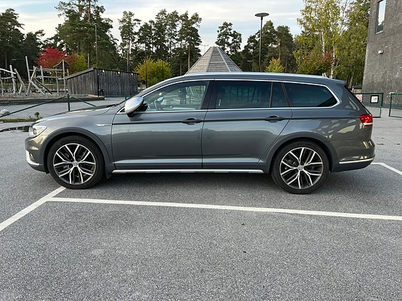 Volkswagen Passat Alltrack 3 of 18