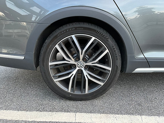 Volkswagen Passat Alltrack 12 of 18