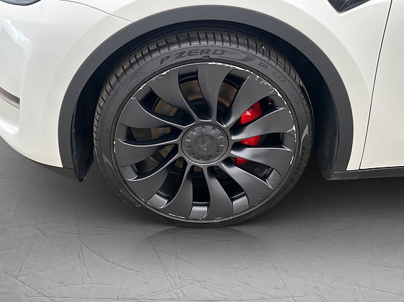 Tesla Model Y 28 of 30