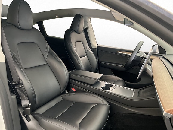 Tesla Model Y 24 of 30