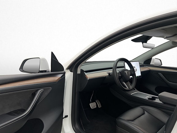 Tesla Model Y 11 of 30