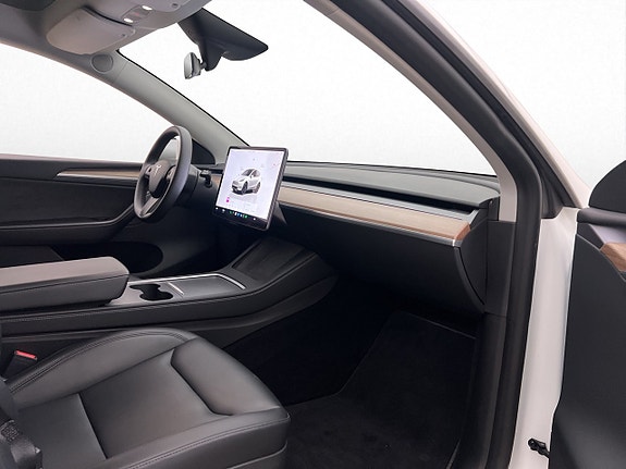 Tesla Model Y 25 of 30