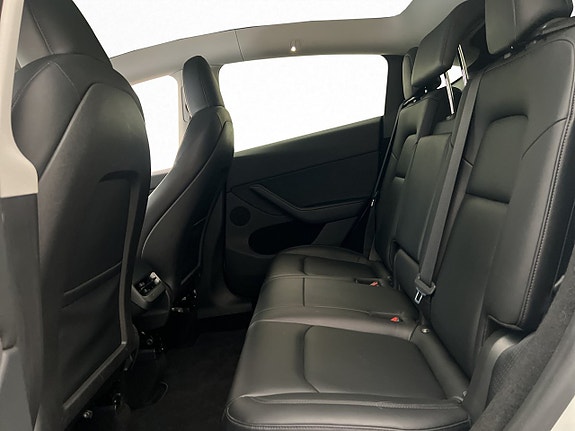 Tesla Model Y 26 of 30