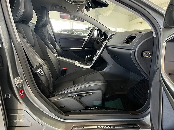 Volvo S60 Cross Country 13 of 26