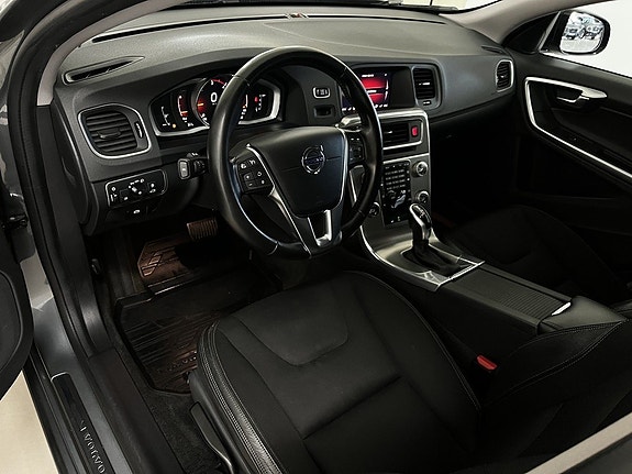 Volvo S60 Cross Country 11 of 26