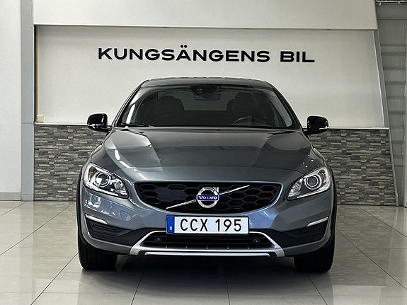Volvo S60 Cross Country 4 of 26