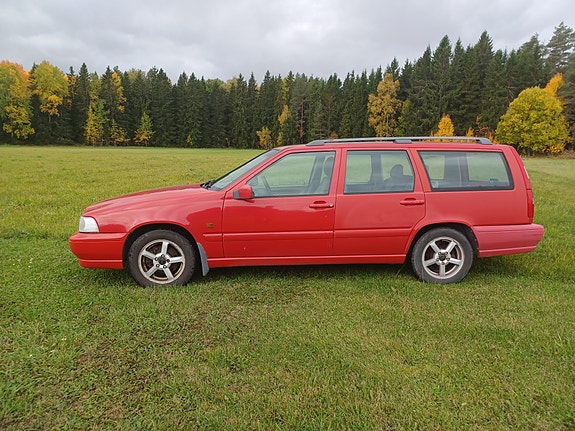 Volvo V70 2 of 4