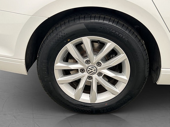 Volkswagen Passat 29 of 30