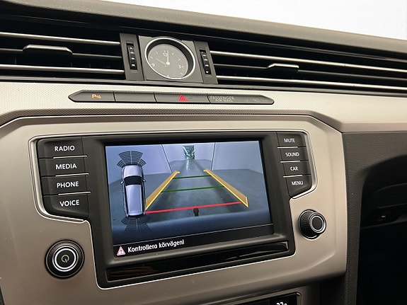 Volkswagen Passat 17 of 30
