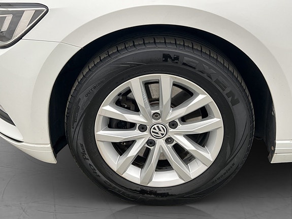 Volkswagen Passat 27 of 30