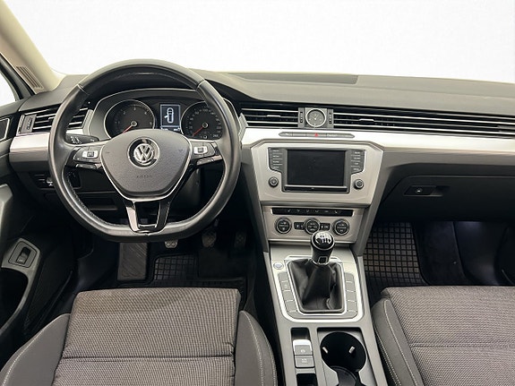 Volkswagen Passat 13 of 30
