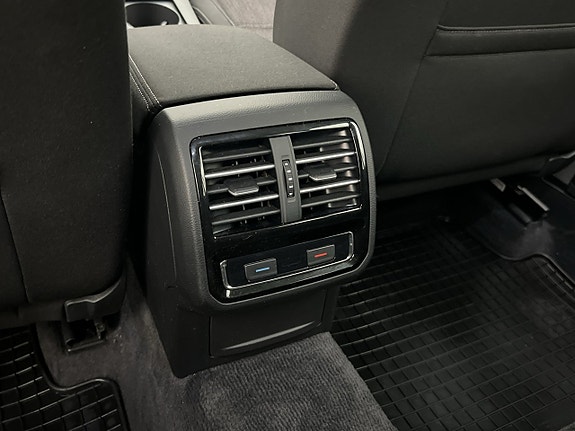 Volkswagen Passat 23 of 30