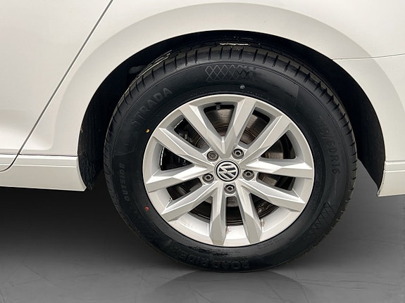 Volkswagen Passat 28 of 30