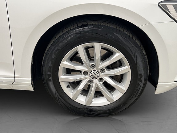 Volkswagen Passat 30 of 30