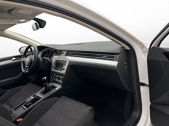 Volkswagen Passat 21 of 30