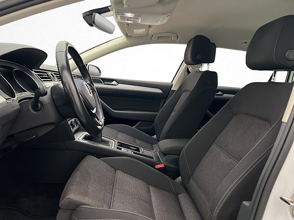 Volkswagen Passat 12 of 30