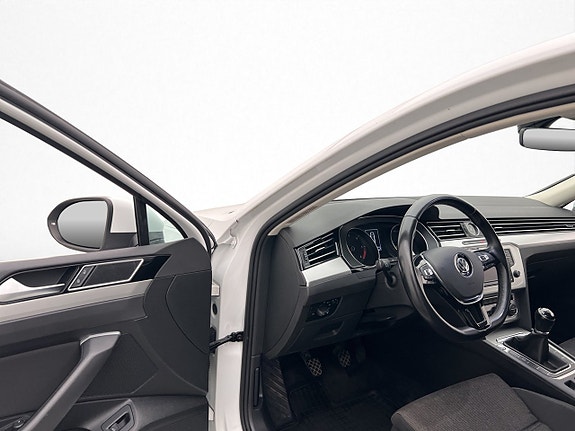 Volkswagen Passat 11 of 30