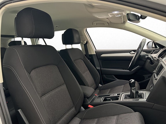 Volkswagen Passat 22 of 30