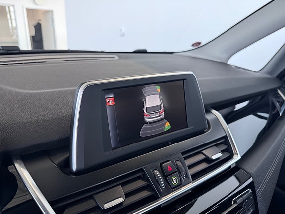 BMW 218d 16 of 18