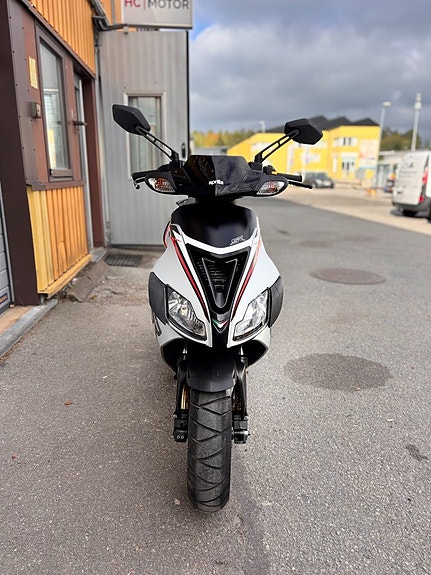 Aprilia SR 50 R 0.05 CVT 2 of 4