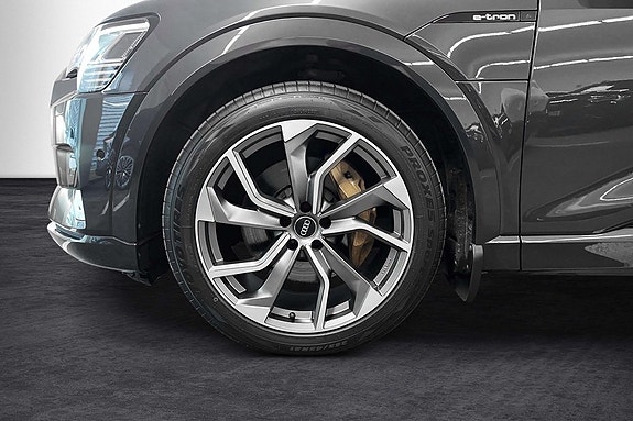 Audi e-tron 8 of 23