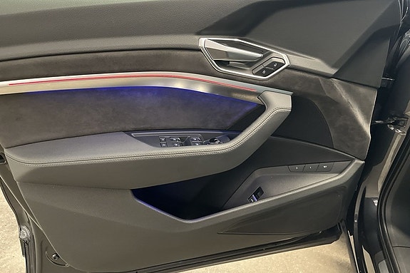 Audi e-tron 10 of 23