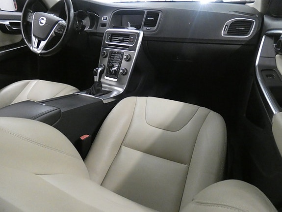 Volvo V60 13 of 16