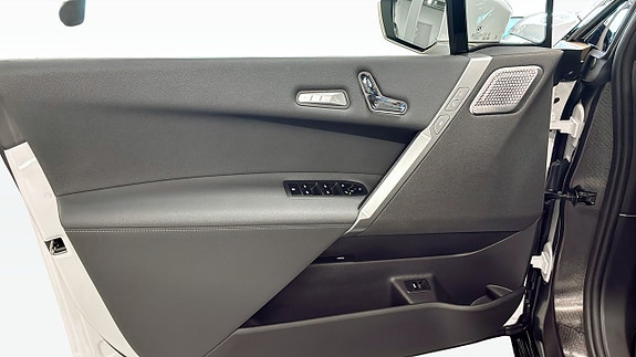 BMW iX 11 of 13