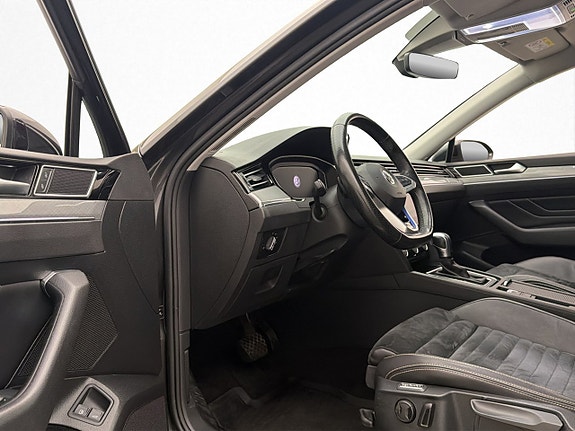 Volkswagen Passat 12 of 30