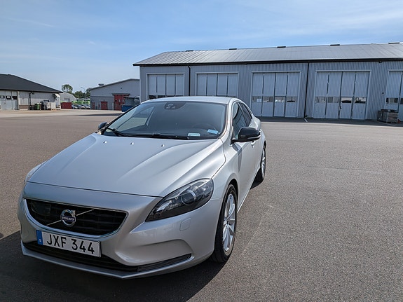 Volvo V40 2 of 8