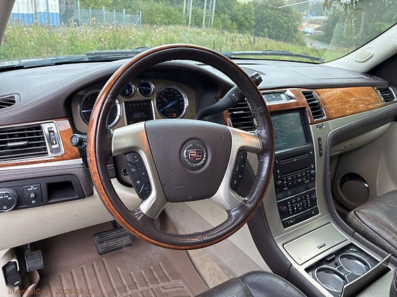 Cadillac Escalade 14 of 30