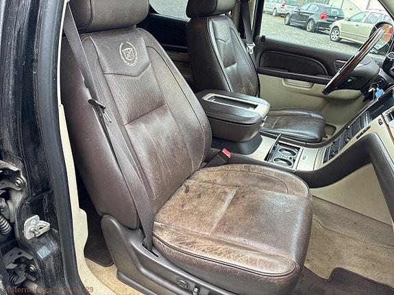 Cadillac Escalade 17 of 30