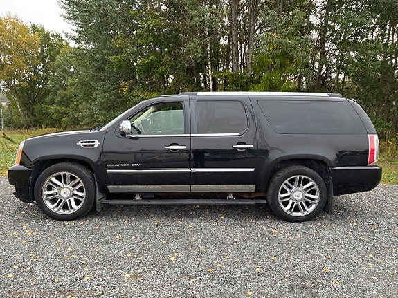 Cadillac Escalade 8 of 30