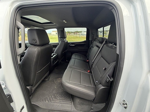 Chevrolet Silverado 1500 8 of 18