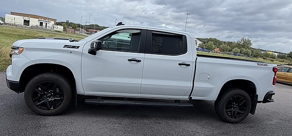 Chevrolet Silverado 1500 2 of 18