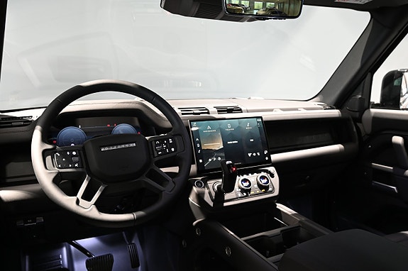 Land Rover Defender 110 12 of 30