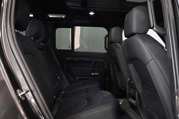Land Rover Defender 110 15 of 30