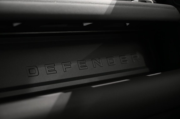 Land Rover Defender 110 25 of 30