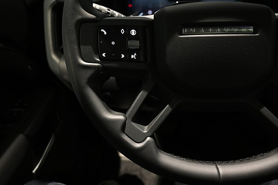 Land Rover Defender 110 18 of 30