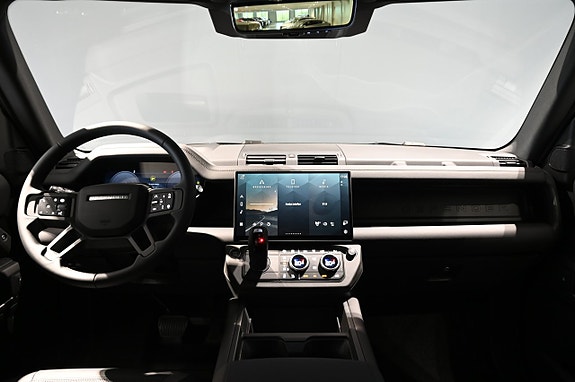 Land Rover Defender 110 16 of 30