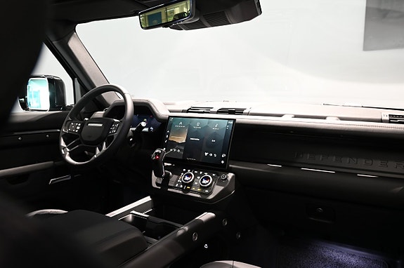 Land Rover Defender 110 14 of 30