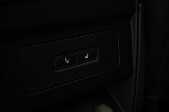 Land Rover Defender 110 26 of 30