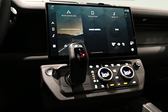 Land Rover Defender 110 20 of 30