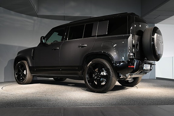 Land Rover Defender 110 4 of 30