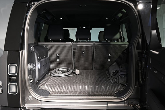 Land Rover Defender 110 27 of 30