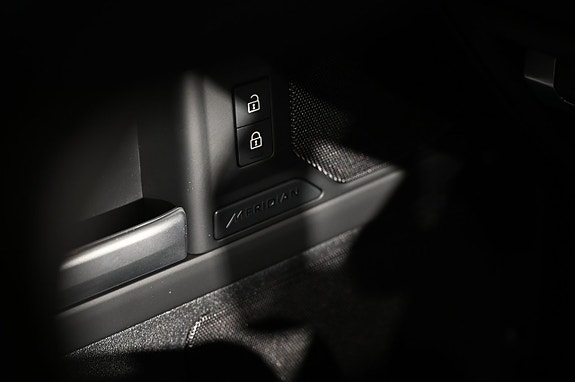 Land Rover Defender 110 22 of 30