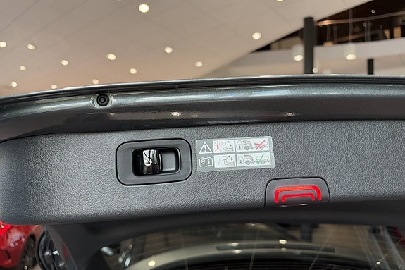 Mercedes-Benz C300 13 of 16