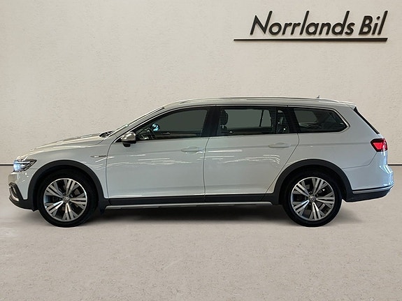 Volkswagen Passat 2 of 9