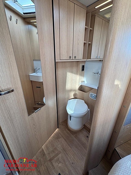 Hymer B 690 MC Queenbed 10 of 11