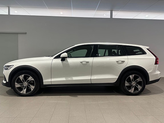 Volvo V60 Cross Country 2 of 17